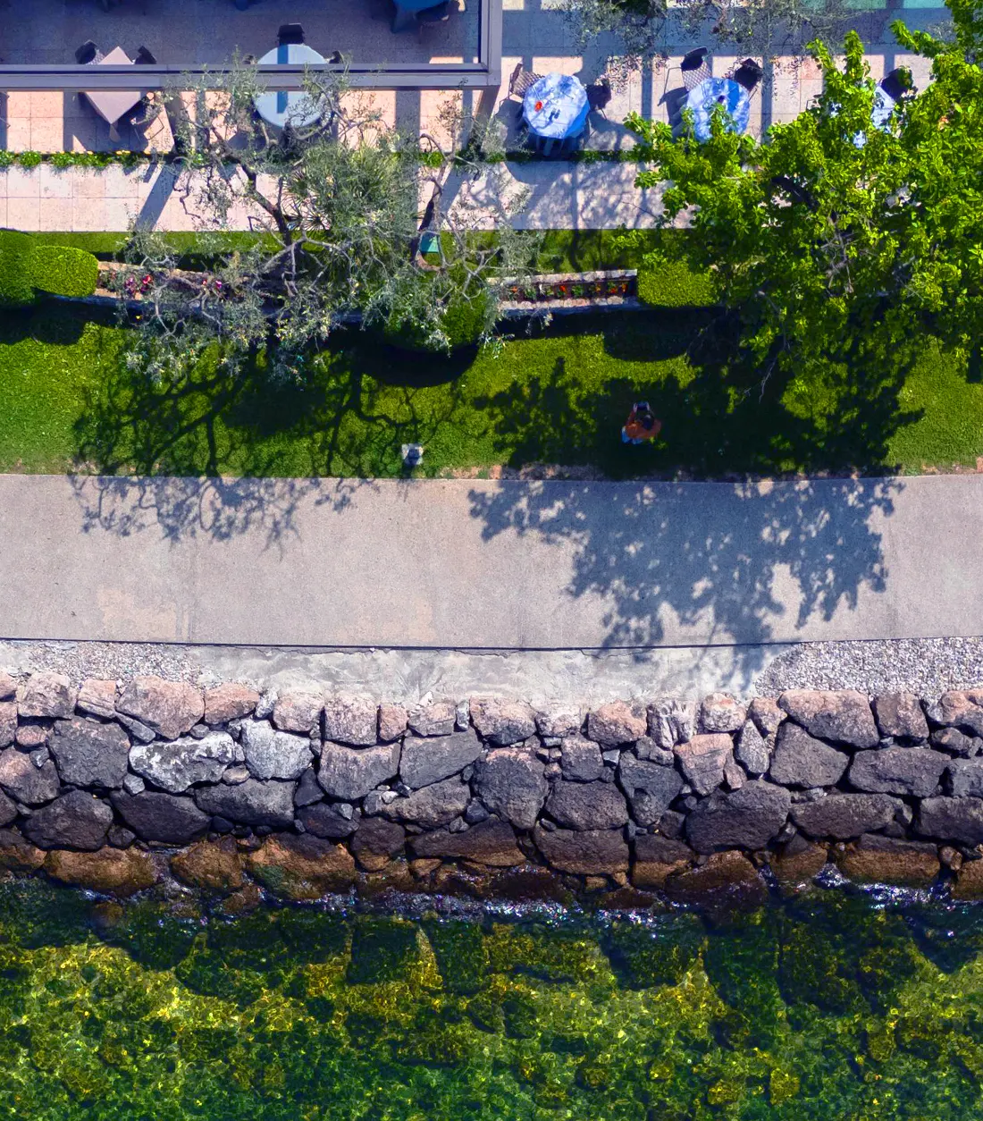 Risotrante affacciato sul lago e il lungolago Foto dall'alto del ristorante e del lungolago